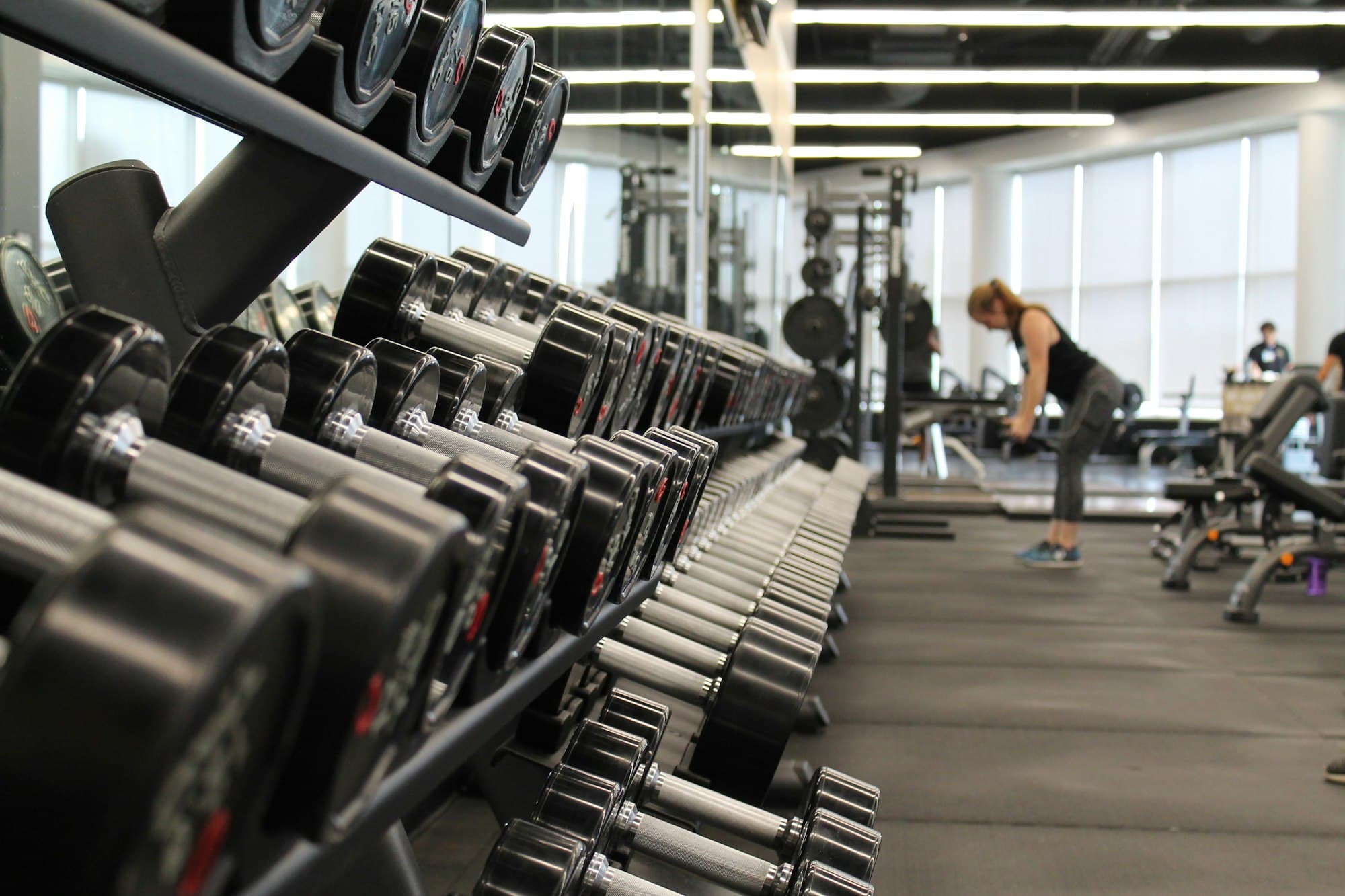 Interior gym dengan area latihan beban